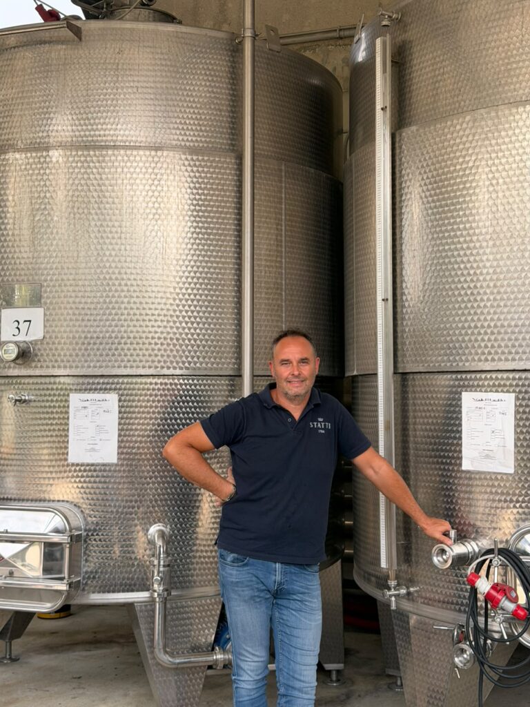 Nicola Colombo, l'enologo di Valdibella, in cantina